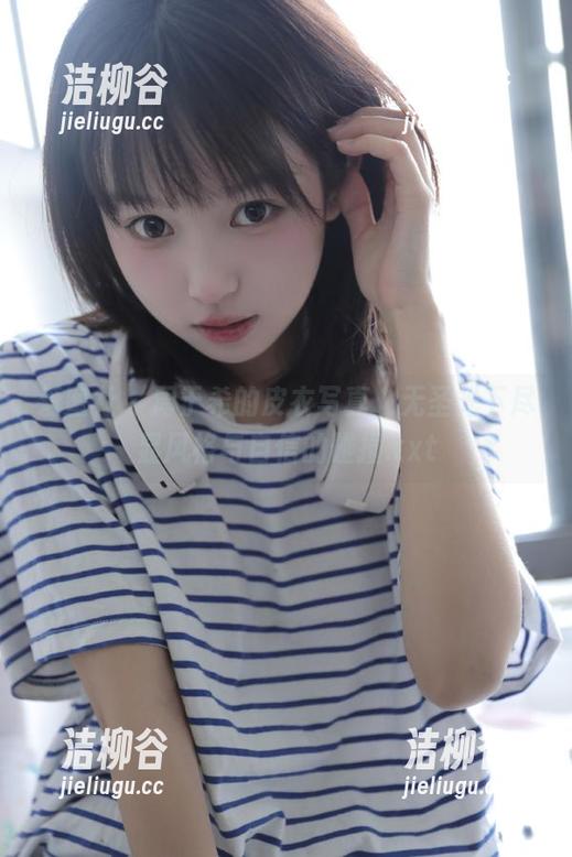 爱蜜社 - 周于希的皮衣写真，无圣光下尽显风格与自信的碰撞.txt