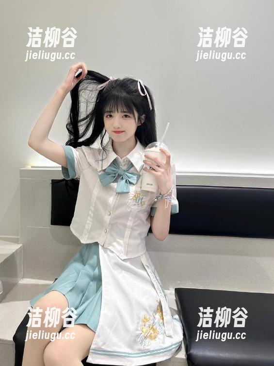 爱蜜社 - 小丽莎萌萌哒毛衣作品大揭秘：精选原图与最美写真合集一网打尽.txt