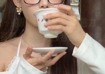 爱蜜社 - 拍摄杨紫嫣的裸足魅力，获取珍贵美图资源，感受她独特的艺术气息！.txt