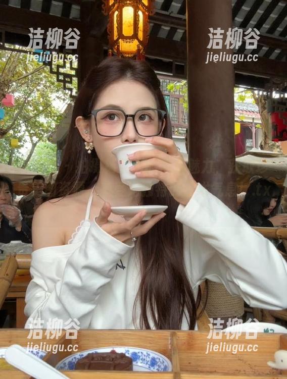 爱蜜社 - 拍摄杨紫嫣的裸足魅力，获取珍贵美图资源，感受她独特的艺术气息！.txt
