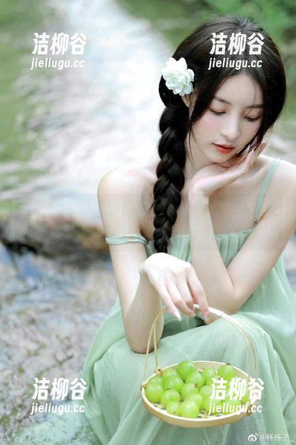 爱蜜社 - 游潇潇的修女写真更新，感受灵魂深处的宁静与美丽.txt