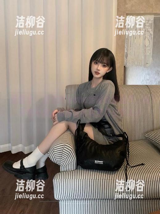 爱蜜社-萌琪琪Irene 爱蜜社 - 萌琪琪Irene定制礼服图片,揭示她不为人知的时尚秘密与故事.txt