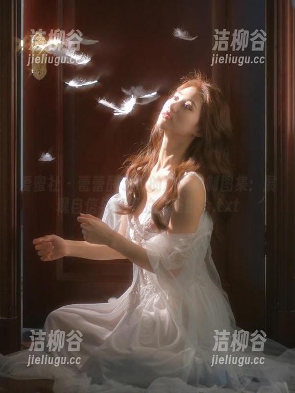 爱蜜社 - 蕾蕾醒了没的泳衣定制图集：展现自信与风情的完美结合.txt