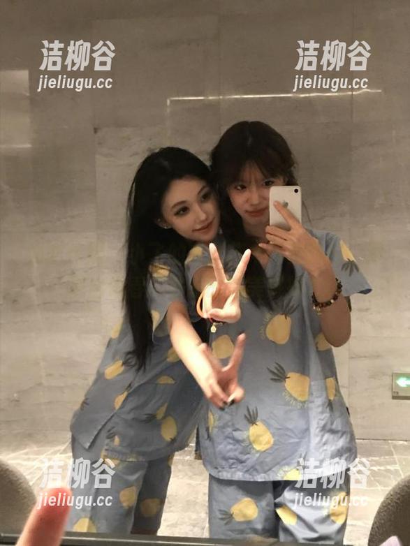 物恋传媒 - 小飞的白丝艺术写真图包，展现出青春与性感的完美碰撞.txt