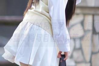 微密圈 - 猪饲料的吊带写真：美图图集里尽显时尚与自信的真谛.txt