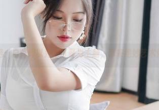 图包精选：白烨烨以秀色可餐为主题，带来绝妙艺术照片.txt