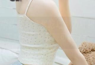 在图库中找到白莉爱吃巧克力红裙，立即下载，风格无限可能.txt