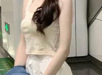 微密圈 - 白龙猫女油光黑丝写真合集：图集中展现她不为人知的柔美与力量.txt