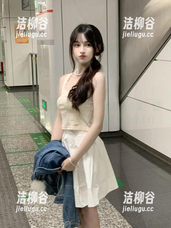 微密圈 - 白龙猫女油光黑丝写真合集：图集中展现她不为人知的柔美与力量.txt