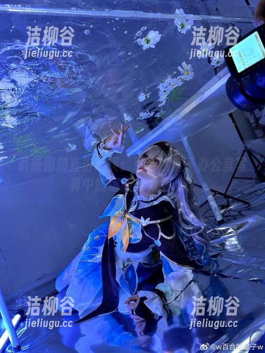 最新图册直击心灵：百合欧皇子办公室写真中的细腻与力量.txt