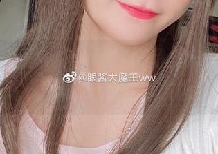 眼酱大魔王w泳池私拍作品发布，捕捉到每一个光影交织的浪漫瞬间！.txt