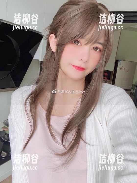 眼酱大魔王w泳池私拍作品发布，捕捉到每一个光影交织的浪漫瞬间！.txt