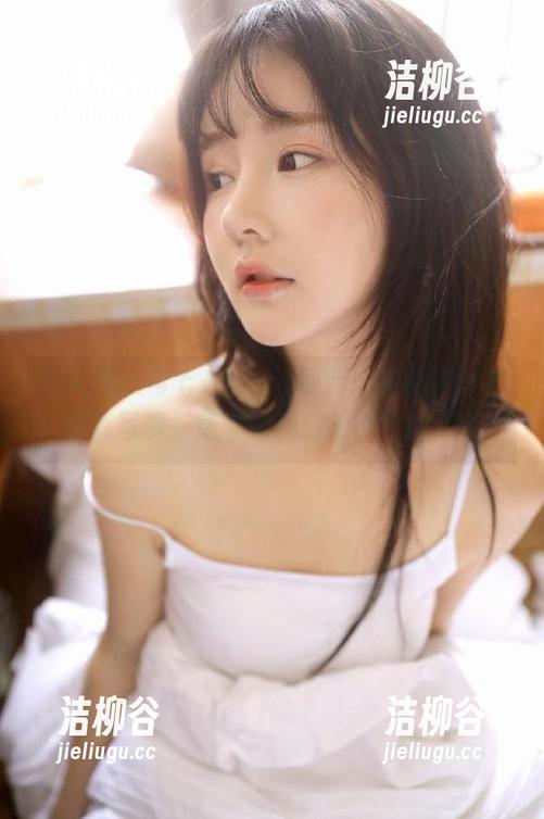 秀人网 - 与七米baby同行，定制专属牛仔裤写真，感受潮流的无尽可能.txt