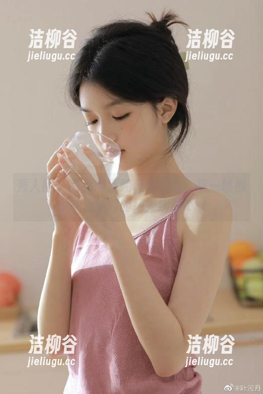 秀人网-南乔 秀人网 - 南乔的清纯私房美图:每一帧都是岁月静好的绝美缩影.txt