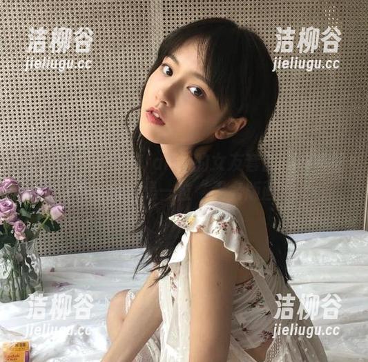 秀人网 - 周慕汐fairy的女友套图：在她的光环下，我只是一位“无名版画”.txt