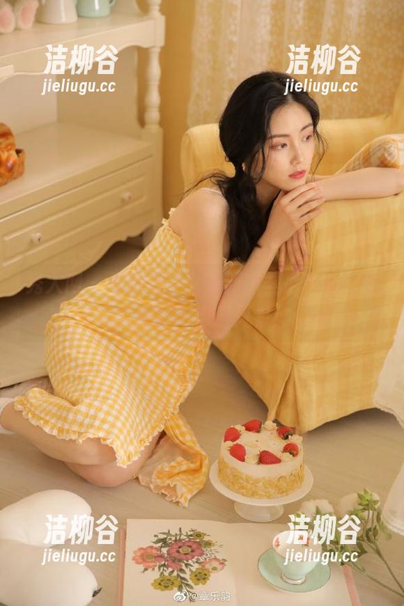 秀人网 - 夏甜甜分享最新比基尼作品，展现迷人身材与自信风采！.txt