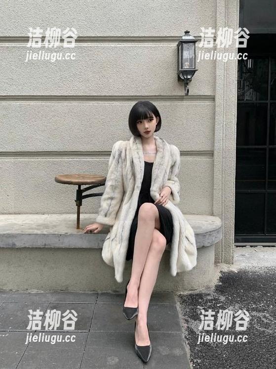 秀人网-夏诗诗Sally 秀人网 - 连体衣里的夏诗诗Sally:从原图到图册,都是时尚与梦想的完美结合.txt
