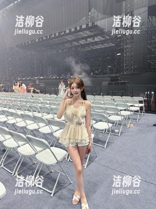 秀人网-婠婠么 秀人网 - 婠婠么清纯图集资源大解析,谁说清纯就不能性感?.txt