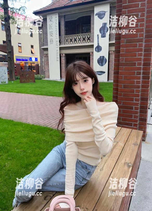 秀人网-岁小岁 秀人网 - 阳光下的岁小岁私房图包,眼镜增添了无限吸引力.txt