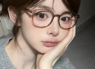 秀人网 - 幼幼短裤写真作品全新更新，轻松驾驭夏日清凉的时尚风潮！.txt