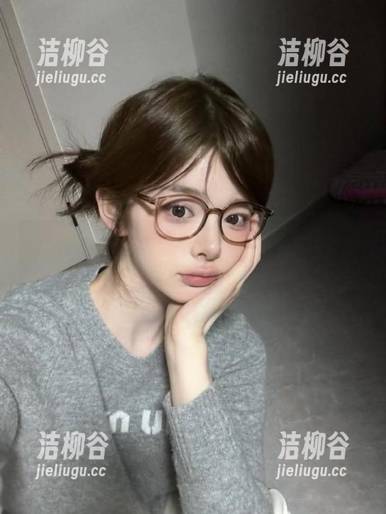 秀人网-幼幼 秀人网 - 幼幼短裤写真作品全新更新,轻松驾驭夏日清凉的时尚风潮!.txt