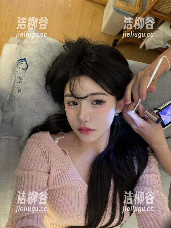 秀人网 - 潮流先锋徐莉芝Booty网袜写真：感受每一张原图的独特韵味.txt