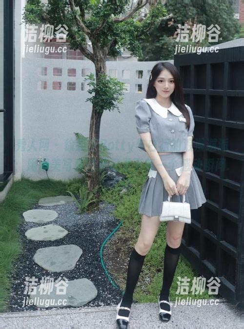 秀人网 - 徐莉芝Botty与白裙的浪漫邂逅：用精美写真图片记录下每一个感动瞬间.txt