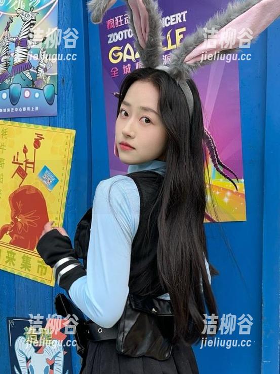 秀人网-抖娘利世 秀人网 - 点亮你的职业生涯:抖娘利世全新写真更新,职业装选购指南在此!.txt