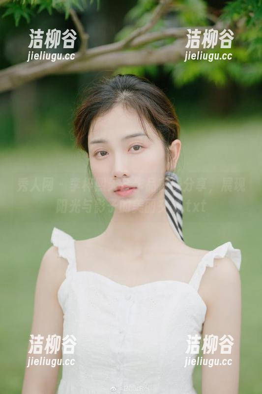 秀人网 - 李梓熙天台作品在线分享，展现阳光与影子的美丽交融.txt