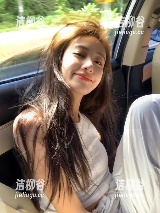 秀人网 - 栗子Riz内衣写真资源，穿着内衣的她笑容满面，仿佛在说‘吃了栗子Riz我也很开心！’.txt