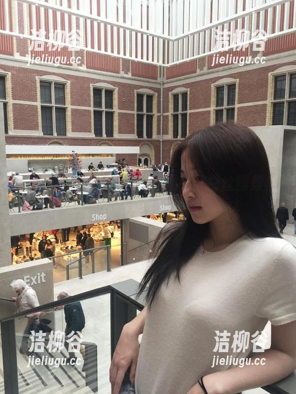 秀人网 - 王俪丁写真大揭秘：白丝图集里的我，真的不想再笑了！.txt