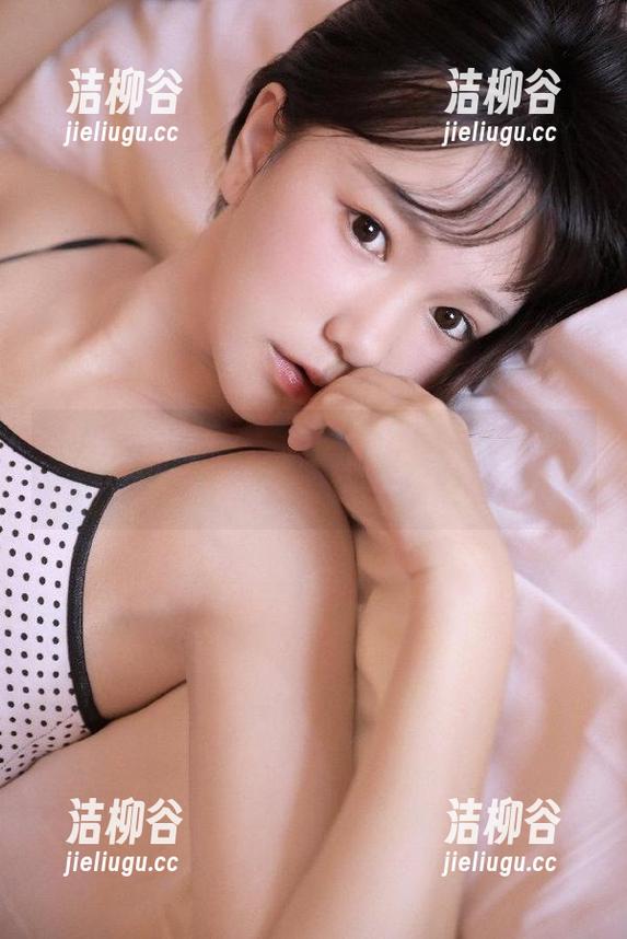 秀人网 - 田依依美腿写真图包，捕捉优雅与性感的完美结合.txt