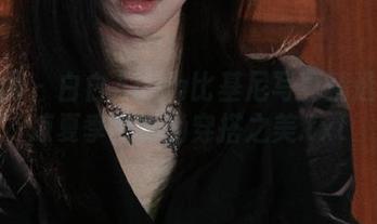 秀人网 - 白白Alina比基尼写真精选：清凉夏季的时尚穿搭之美.txt