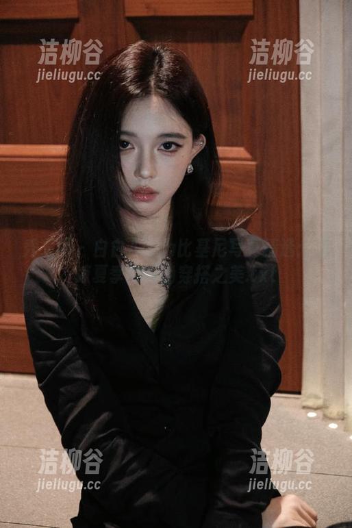 秀人网 - 白白Alina比基尼写真精选：清凉夏季的时尚穿搭之美.txt