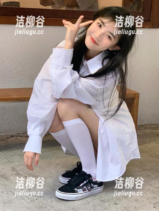 秀人网-萝莉悠悠酱 秀人网 - 萝莉悠悠酱的短裤写真全套,性感与可爱并存,教你如何卖萌!.txt