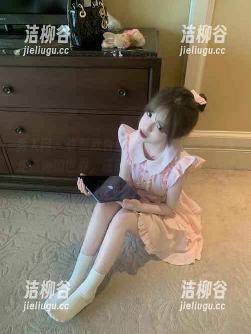 秀人网 - 许嘉欣白丝写真全集，原图带你走进她的世界，感受她的无限魅力，别错过哦！.txt