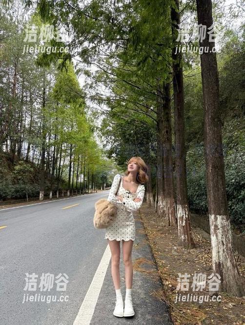 秀人网 - 谢小蒽水手服写真套图，带你领略清纯与时尚的完美结合.txt
