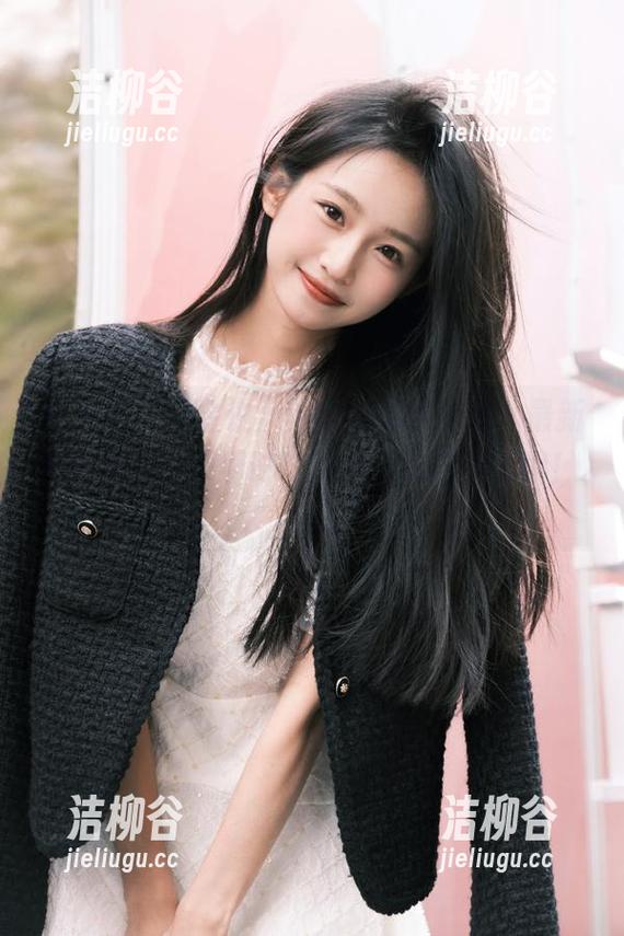 秀人网 - 在金悦汐的连衣裙世界里，最新写真更新引领着时尚潮流，等你来探索！.txt