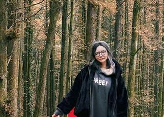 秋和柯基的夏秋交替：美脚图集中的时尚写真大片.txt