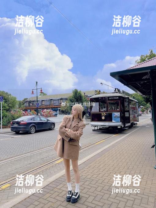 体验米线线sama的连体衣女仆Cos，精彩原图一览无遗！.txt
