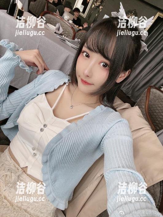 糖果果Candy的私拍人生：灰色卫衣集合了我的故事与梦境.txt