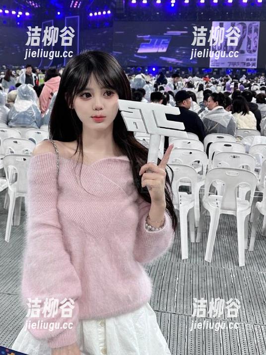 紧急企划 - 小恩的内衣写真集：当幽默与时尚相遇的独特图集体验.txt