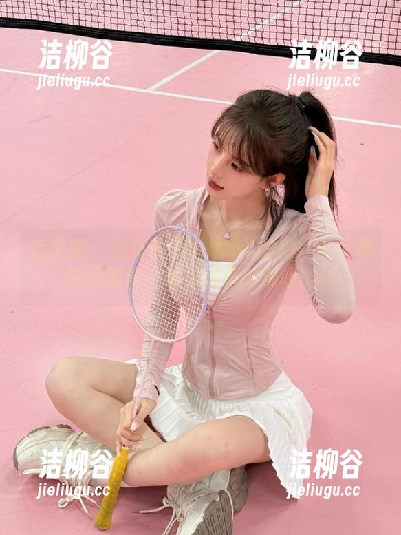 微密圈 - 免费获取纪念小小v的红色代表热情图集，感受甜蜜的瞬间.txt