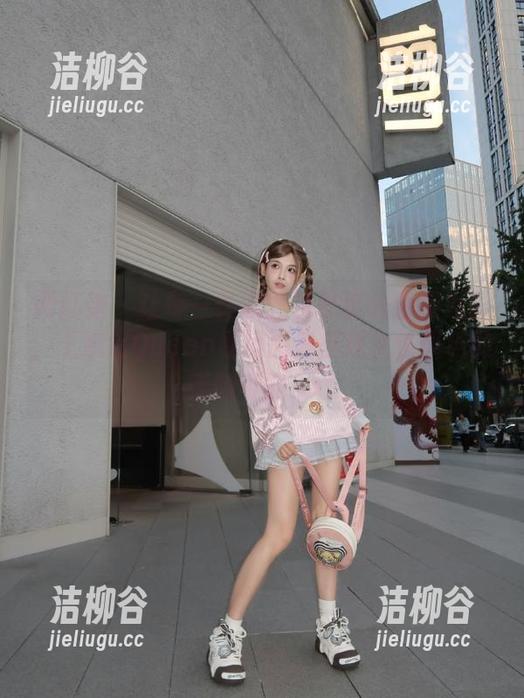 网红馆 - 让每一件职业装都绽放独特光彩，王婉悠Queen私房图集呈现女性职场的无限可能.txt