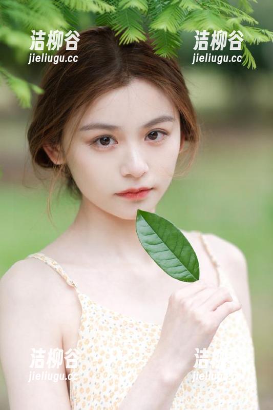 美媛馆-SOLO-尹菲 美媛馆 - SOLO-尹菲独特职业装写真合集:演绎职场女性的多样风格与气质.txt