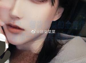 在白色流云中，翎柒菜菜的全套作品为生活增添一抹搞笑色彩.txt
