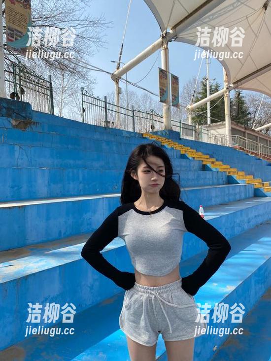 舞蹈生日记 - 高雯雯私房红裙系列：捕捉每一缕阳光下的动人图片.txt