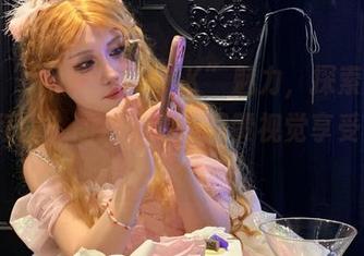 感受“芊川一笑MNK”魅力，探索她的“小红帽”图片资源，超赞视觉享受！.txt