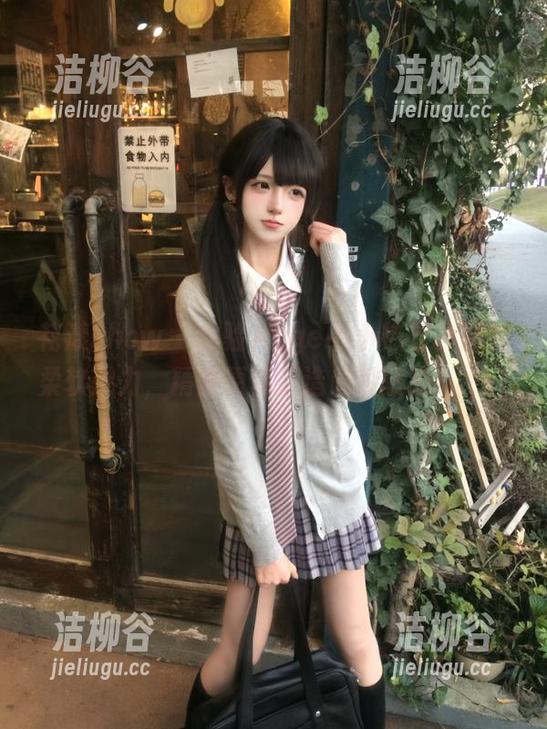 花漾show - 体验Angela小热巴棉袜的柔软魅力，精美原图打造超赞壁纸！.txt