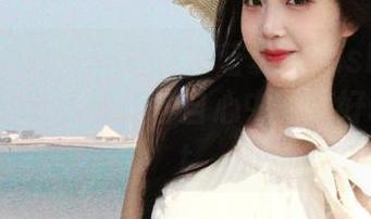 花漾show - 一起欣赏蓝夏Akasha的眼镜写真分享，寻找各自心中的美好幻想.txt